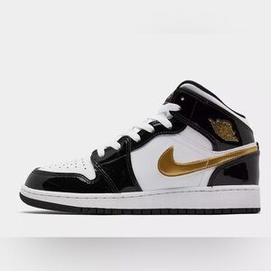 Nike Big Kids' Air Jordan Retro 1 basketball sneakers